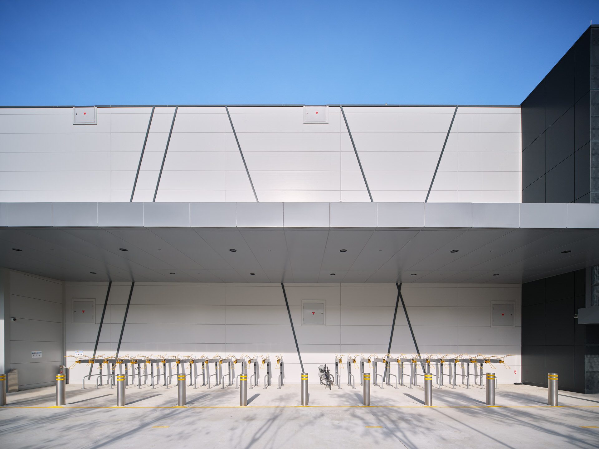 Covered bicycle parking with V-braces and cantilevered canopy