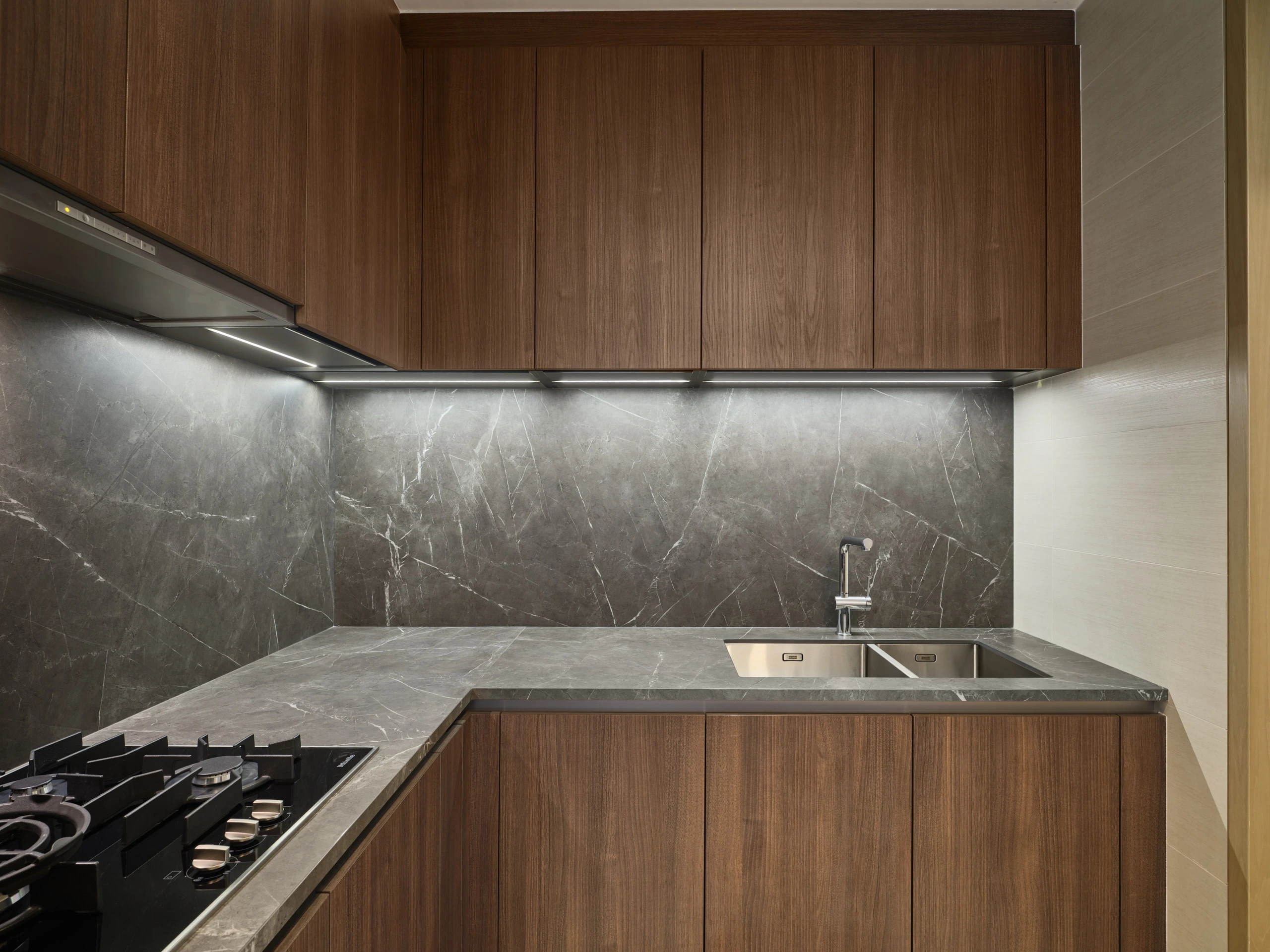 Kitchen in Klimt Cairnhill with Atlas Concorde dark marble-effect porcelain countertop and splashback with walnut cabinetry
