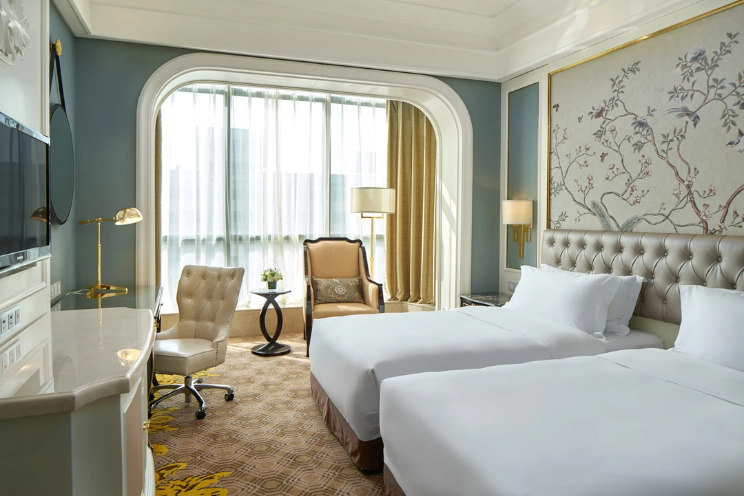 Twin room with chinoiserie floral art, silver headboards and arched window — Crowne Plaza Zhengzhou hotel photography