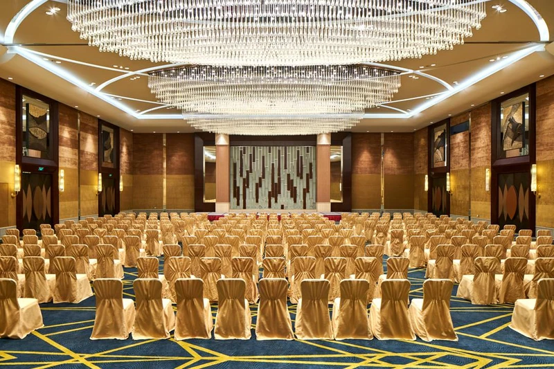 Theatre-style ballroom with mirrored stage and crystal chandelier — Crowne Plaza Tianjin Binhai event photography