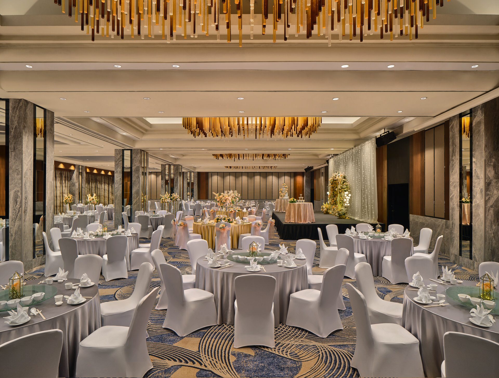 Grand ballroom Chinese wedding banquet with gold chandeliers and blush palette