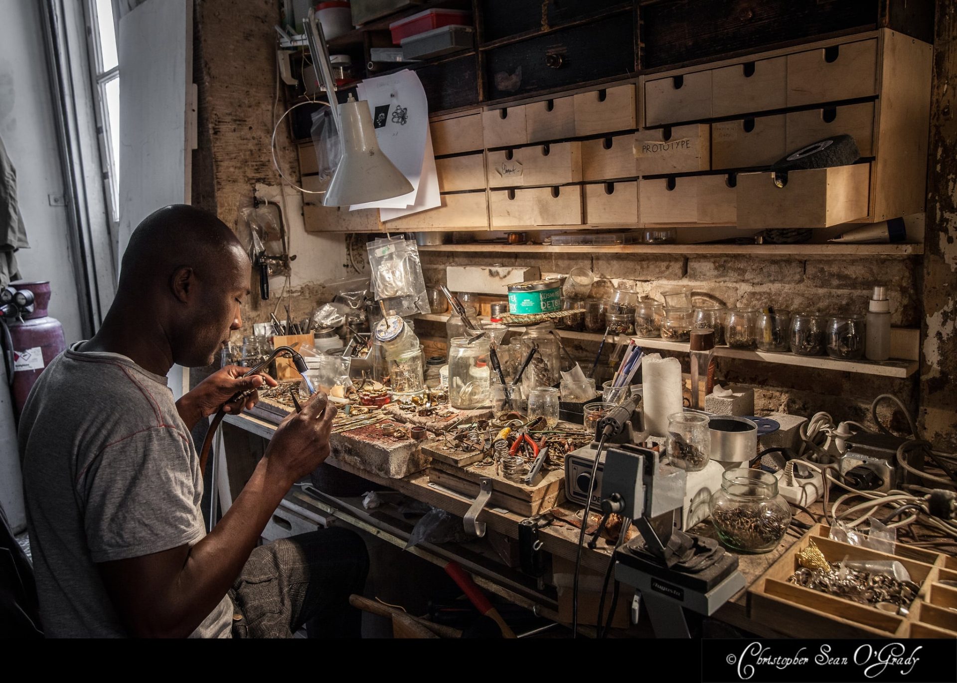 Lifestyle-Photography-Lotta-Djossou-in-Paris-Portrait-1-min