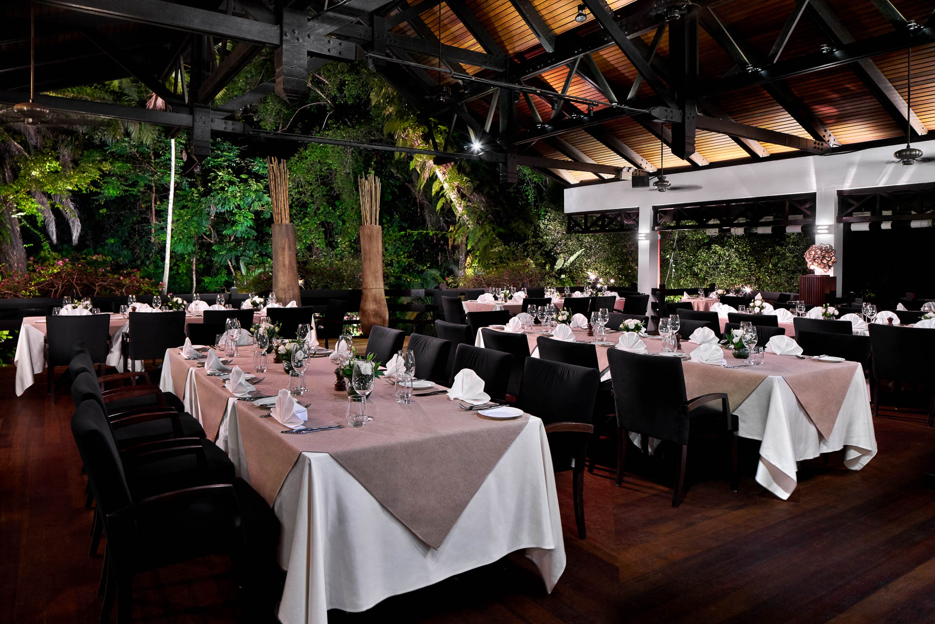 Interior-Photography-Swiss-Club-Singapore-Arbenz-Night-min