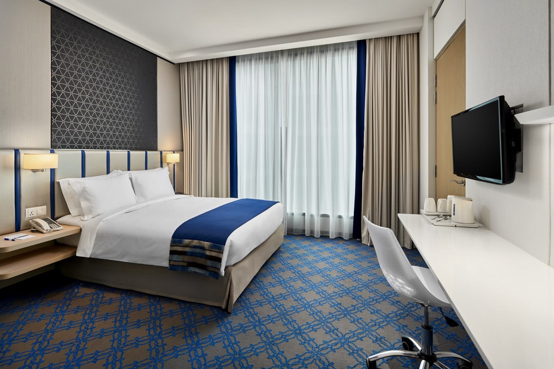 sinka-holiday-inn-express-accessible-bedroom-min