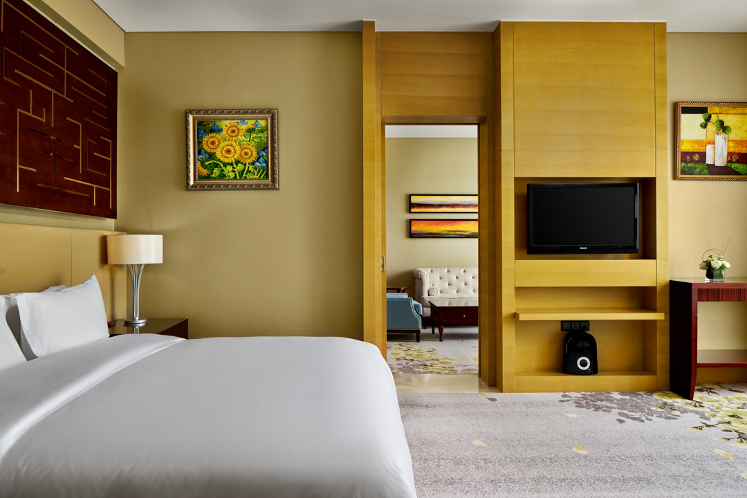 Ordos-Crowne-Executive-Room-Suite-Bedroom-A209