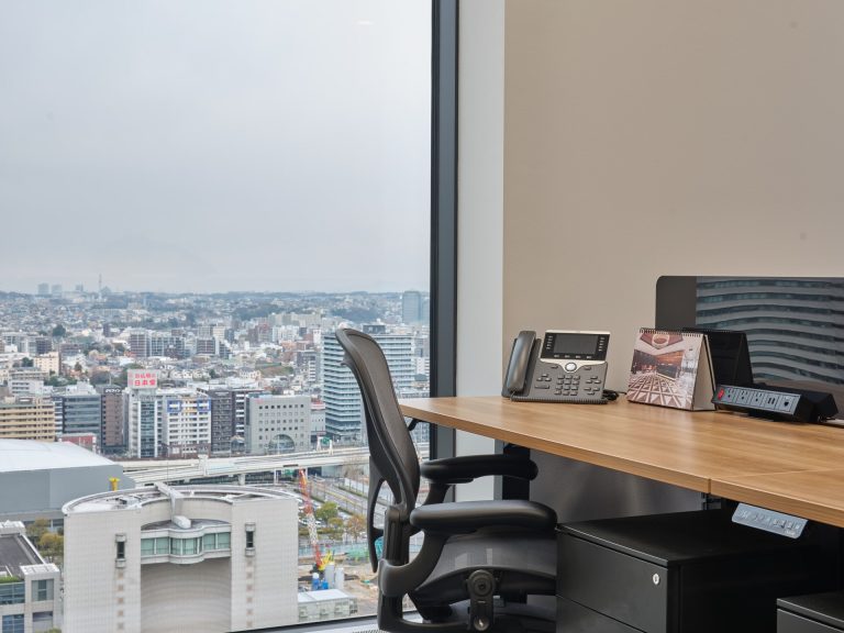 Executive-Centre-Minato-Mirai-Centre-Workplace-Photography-Office-7-8-Desk-View-min