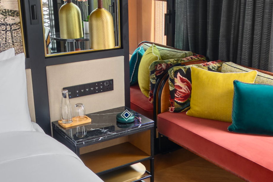 virtual tour feature called infotag showing a tag that opens over a bluetooth speaker which displays a text description in closed state