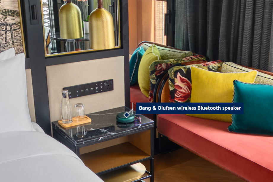 virtual tour feature called infotag showing a tag that opens over a bluetooth speaker which displays a text description in opened state